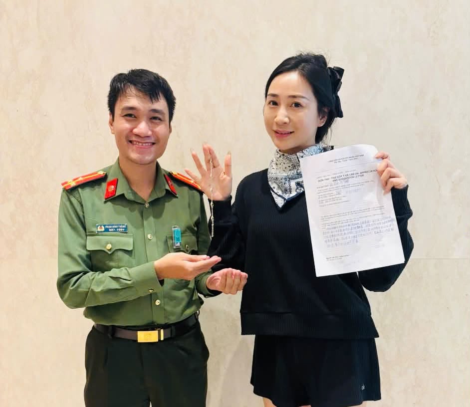 Công an xác minh vòng Van Cleef trị giá 150.000.000 đồng nằm tại khu vực soi chiếu Cảng hàng không quốc tế Đà Nẵng - Ảnh 1.