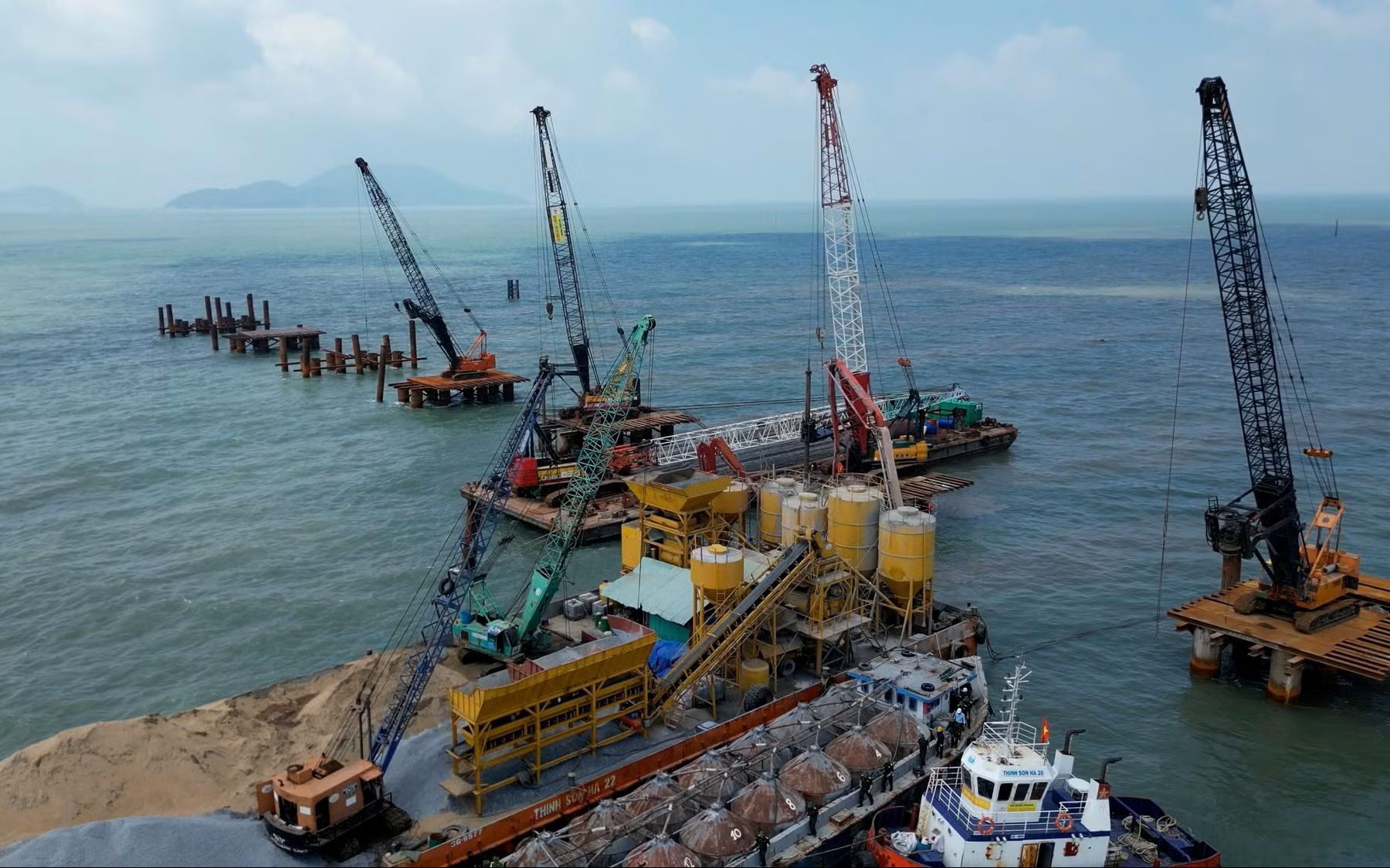 Khoan 438 cọc bê tông xuống lòng đại dương, huy động hơn 1.000 thiết bị xây siêu công trình 25.700 tỷ đồng dài nhất Việt Nam