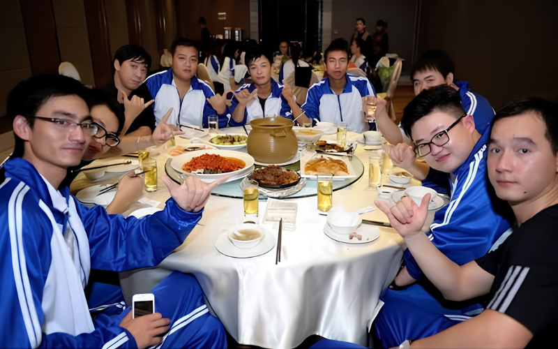 Đi họp lớp tranh trả hóa đơn, người đàn ông bị bạn bè vay tiền suốt hơn 10 năm- Ảnh 1.