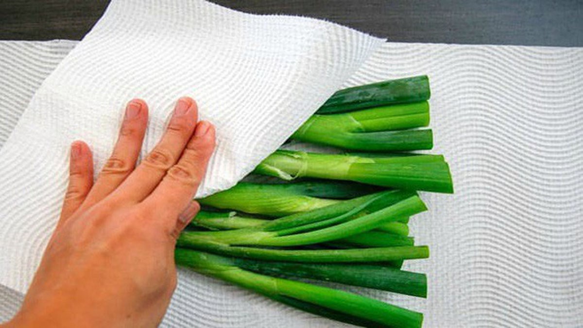 Mẹo bảo quản hành lá tươi trong tủ lạnh cả tháng, không lo héo úa - Ảnh 2.
