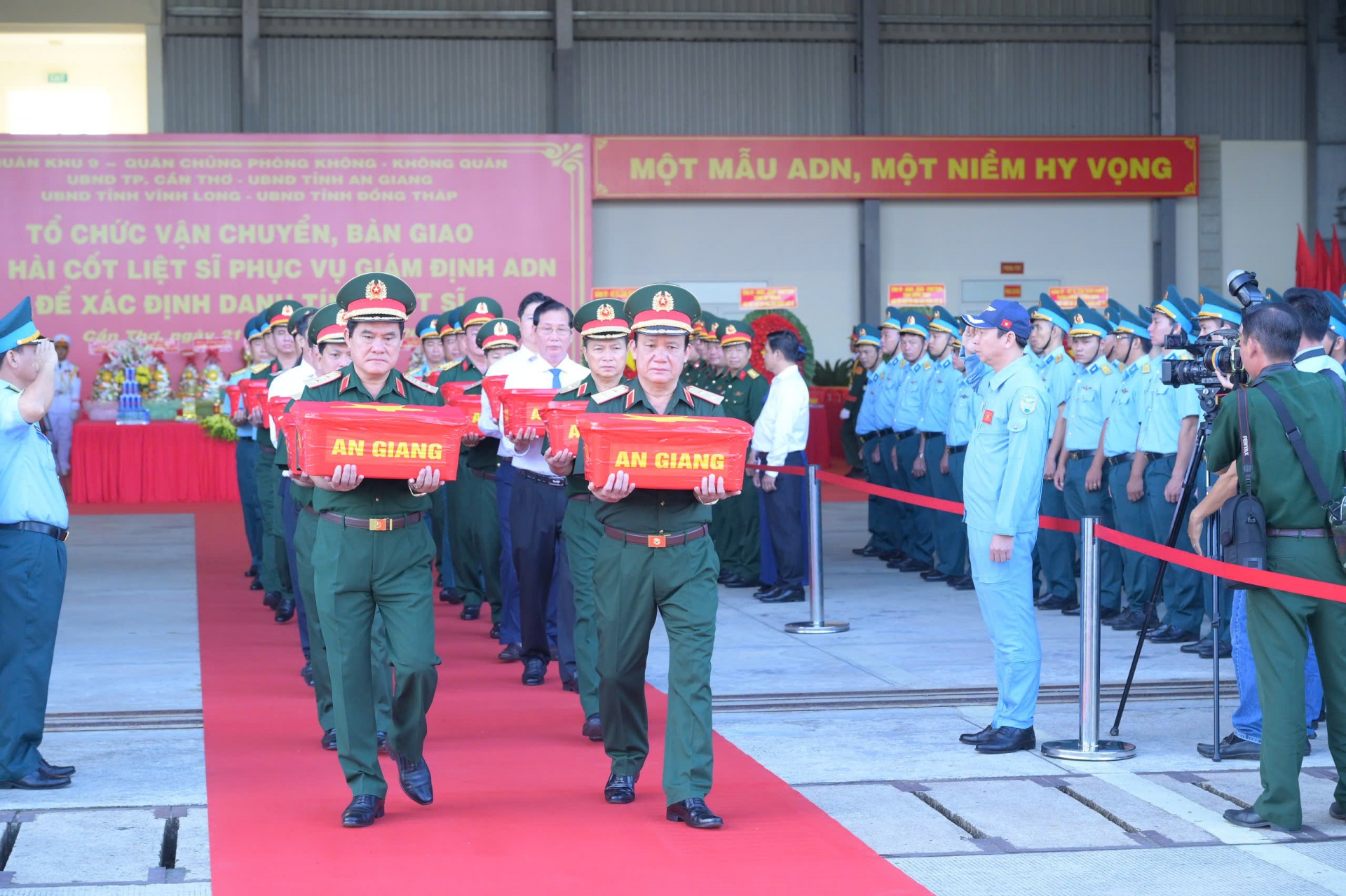 Đúng sáng nay - 21/10, sân bay Gia Lâm ghi nhận một máy bay vận tải quân sự của Việt Nam thực hiện sứ mệnh thiêng liêng hạ cánh - Ảnh 2.