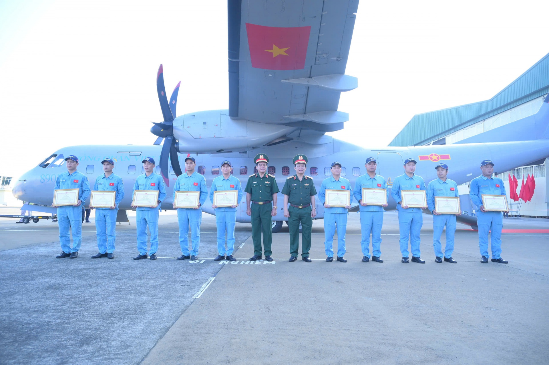 Đúng sáng nay - 21/10, sân bay Gia Lâm ghi nhận một máy bay vận tải quân sự của Việt Nam thực hiện sứ mệnh thiêng liêng hạ cánh - Ảnh 5.