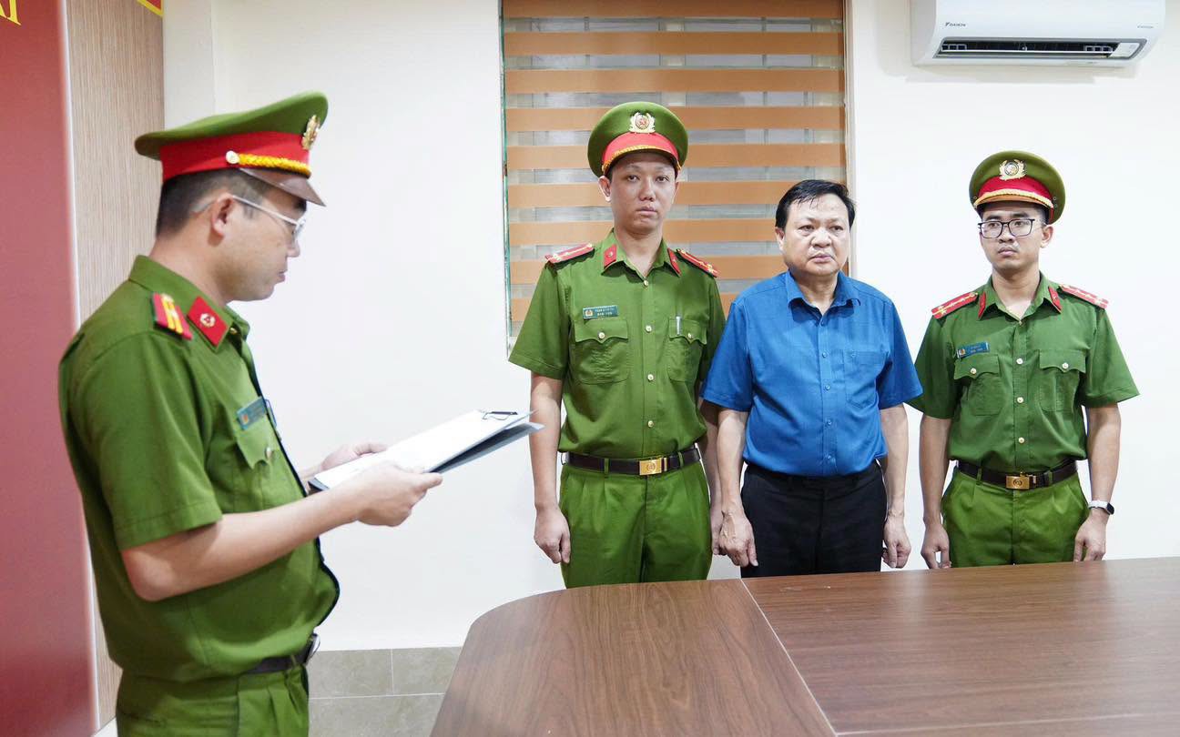 Bắt Bí thư Đảng ủy, Chủ tịch xã vì thông đồng với 2 công ty khai thác 386.934 m³ đất trái phép