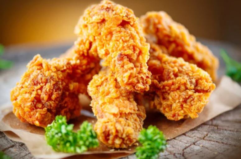 Bé trai 14 tuổi nguy kịch sau khi ăn đùi gà và thịt lợn kho - Ảnh 1.