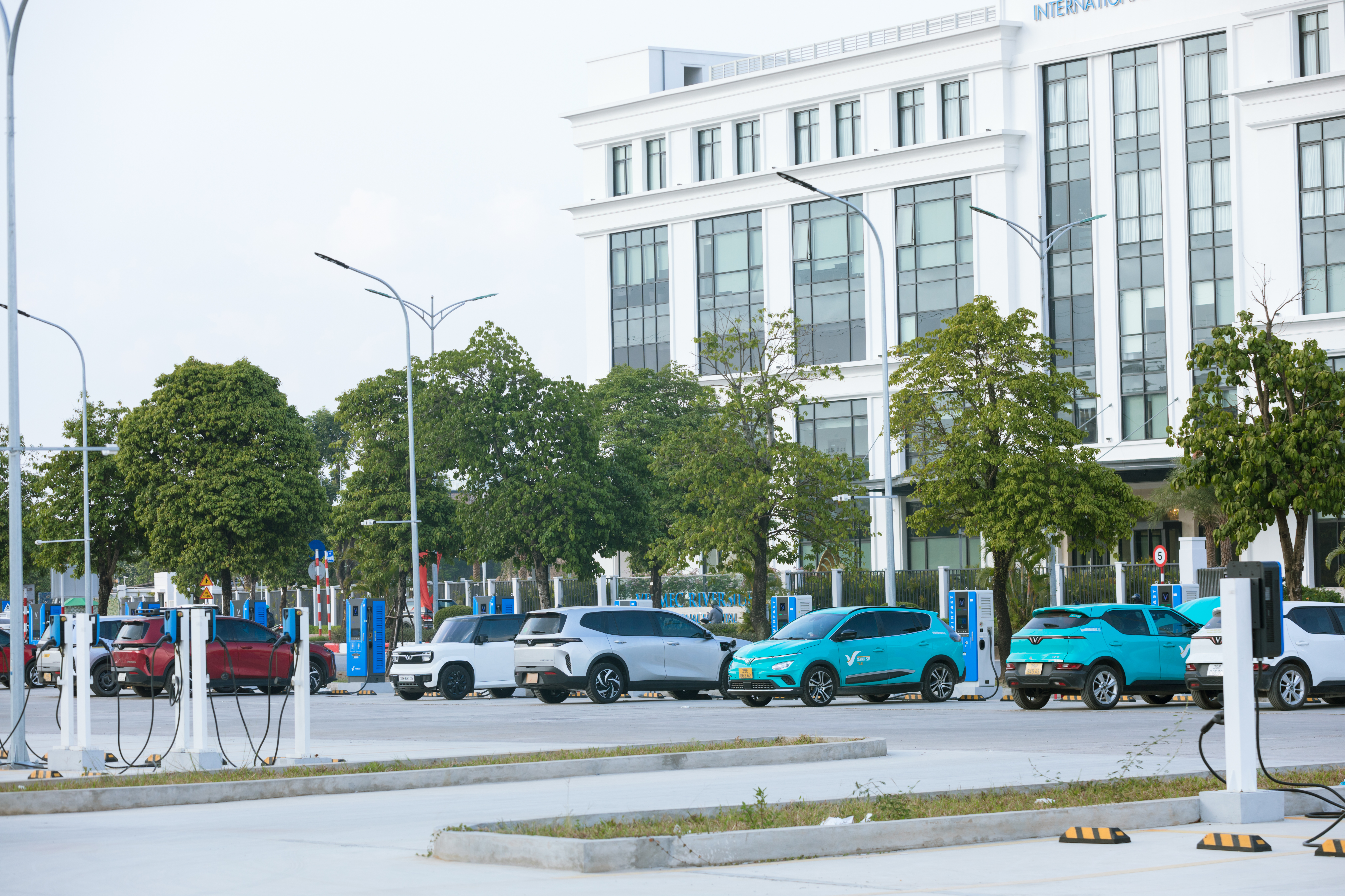 Việt Nam vừa có trạm sạc rộng gần 3 ha, hơn 1.000 ô tô sạc cùng lúc - đã lớn nhất thế giới chưa?- Ảnh 3. Việt Nam vừa có trạm sạc rộng gần 3 ha, hơn 1.000 ô tô sạc cùng lúc - đã lớn nhất thế giới chưa?- Ảnh 3.