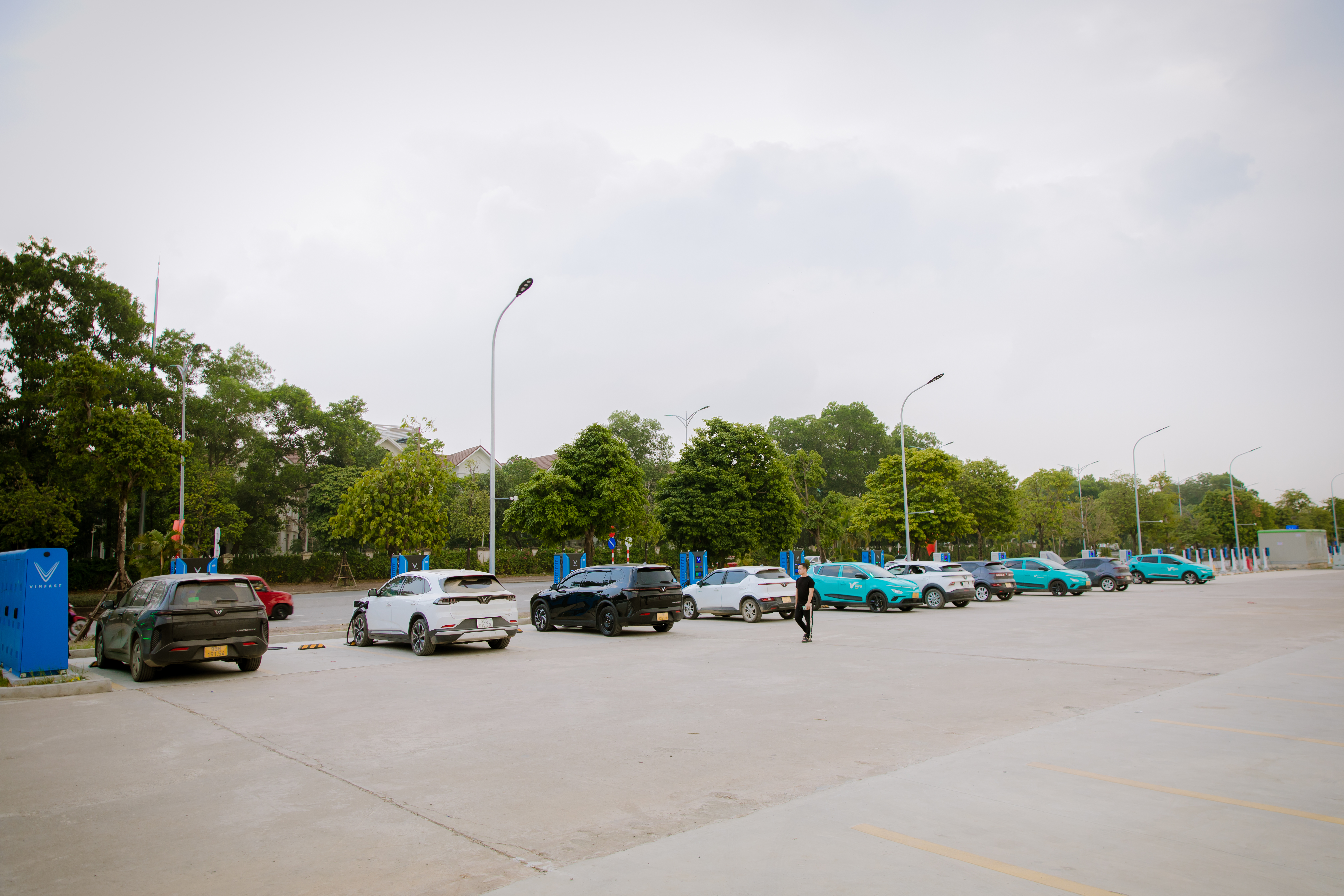 Việt Nam vừa có trạm sạc rộng gần 3 ha, hơn 1.000 ô tô sạc cùng lúc - đã lớn nhất thế giới chưa?- Ảnh 6. Việt Nam vừa có trạm sạc rộng gần 3 ha, hơn 1.000 ô tô sạc cùng lúc - đã lớn nhất thế giới chưa?- Ảnh 6.