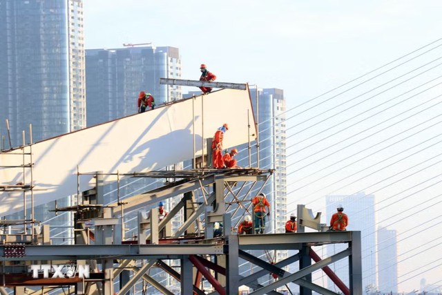 Tất cả kỹ sư, công nhân tham gia hợp long 3.400 tấn thép ở sông Sài Gòn nhận quà 300 triệu đồng- Ảnh 2.