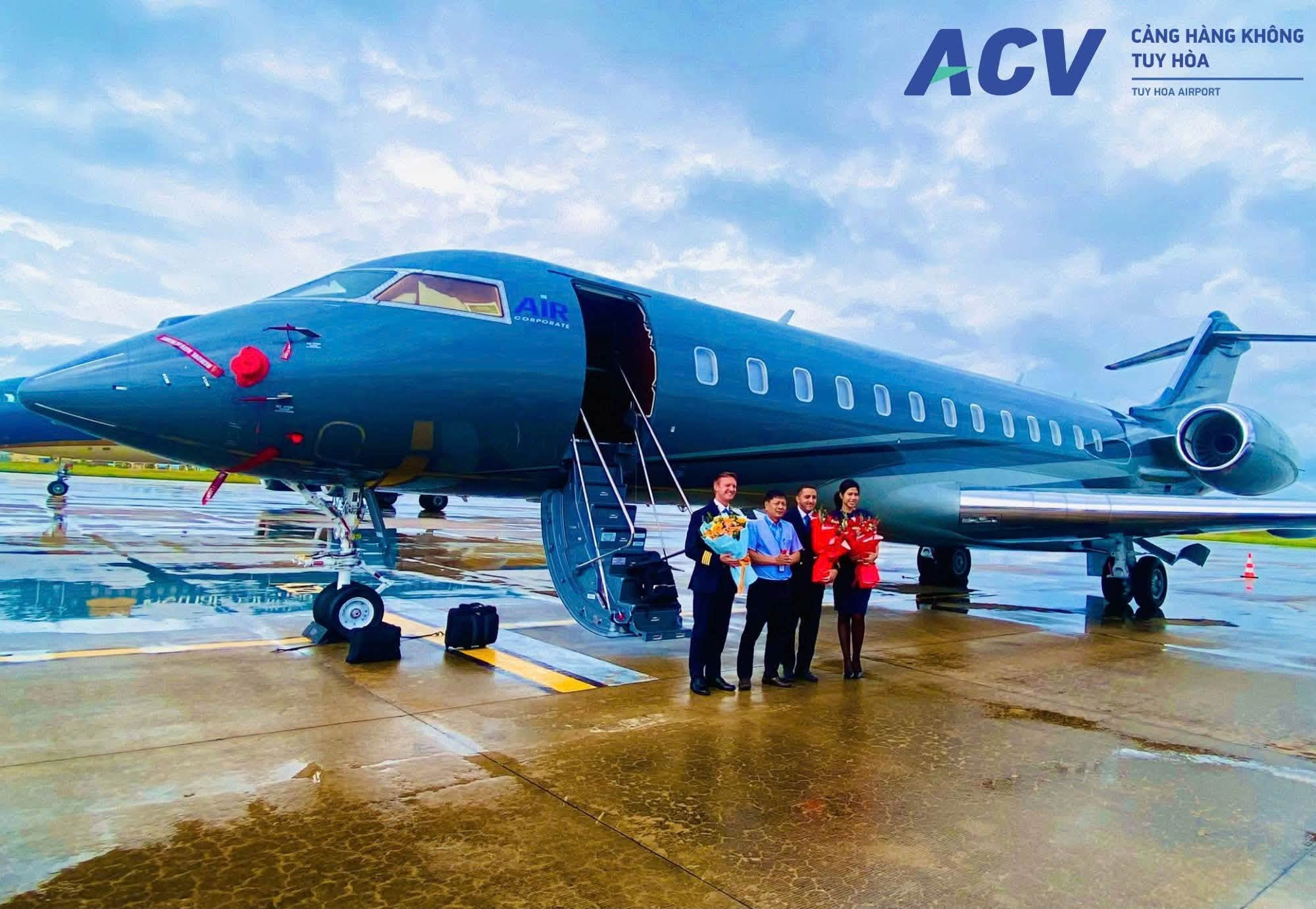 Đúng 3 ngày trước, xuất hiện một máy bay phản lực thương gia đặc biệt, dài hơn 30 m, sải cánh 28,7 m cất cánh từ sân bay Tuy Hòa - Ảnh 1. Đúng 3 ngày trước, xuất hiện một máy bay phản lực thương gia đặc biệt, dài hơn 30 m, sải cánh 28,7 m cất cánh từ sân bay Tuy Hòa - Ảnh 1.