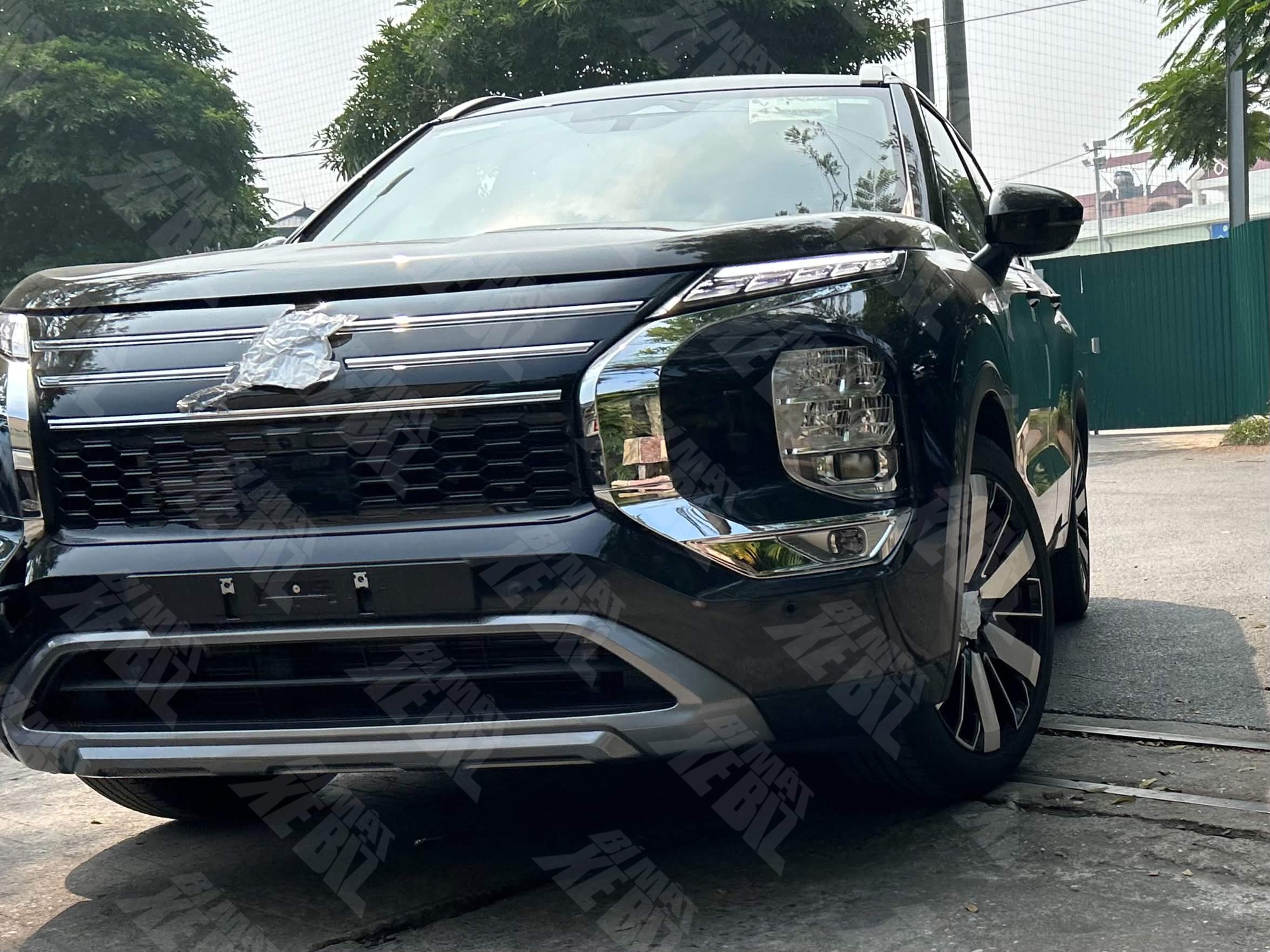 Mitsubishi Outlander thế hệ mới lộ diện tại Việt Nam: Có AWD, màn hình cỡ lớn, nội thất bọc da toàn bộ- Ảnh 3. Mitsubishi Outlander thế hệ mới lộ diện tại Việt Nam: Có AWD, màn hình cỡ lớn, nội thất bọc da toàn bộ- Ảnh 3.