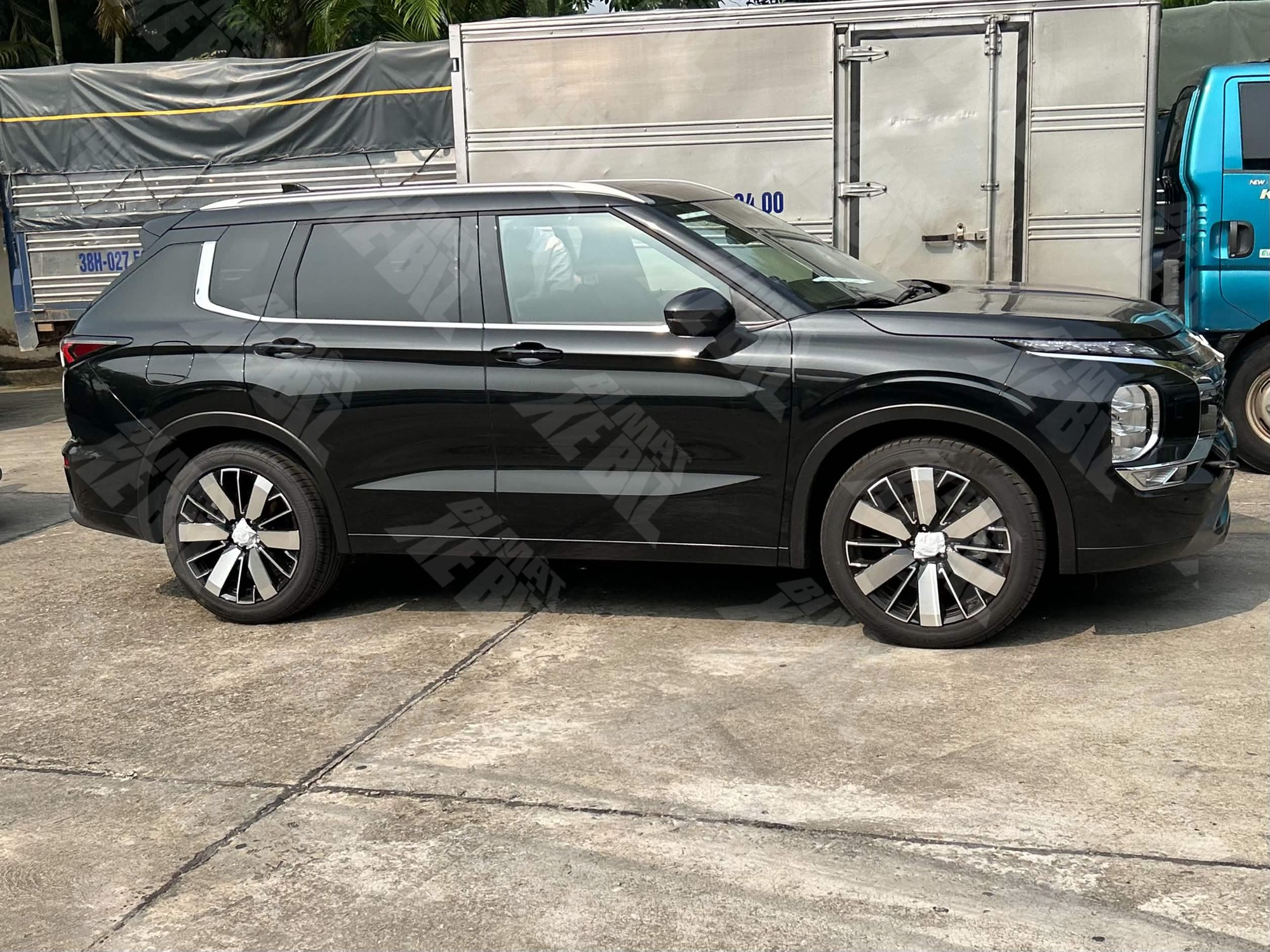 Mitsubishi Outlander thế hệ mới lộ diện tại Việt Nam: Có AWD, màn hình cỡ lớn, nội thất bọc da toàn bộ- Ảnh 1. Mitsubishi Outlander thế hệ mới lộ diện tại Việt Nam: Có AWD, màn hình cỡ lớn, nội thất bọc da toàn bộ- Ảnh 1.