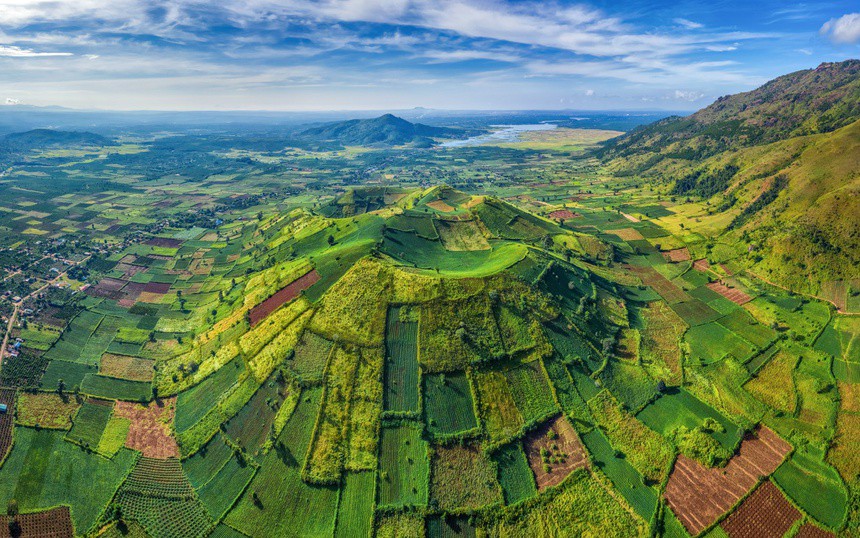 Việt Nam sở hữu ngọn núi lửa có tuổi đời hàng triệu năm, nằm ẩn mình giữa đại ngàn Tây Nguyên, mùa hoa dã quỳ nhuộm vàng triền núi, được quy hoạch thành khu du lịch