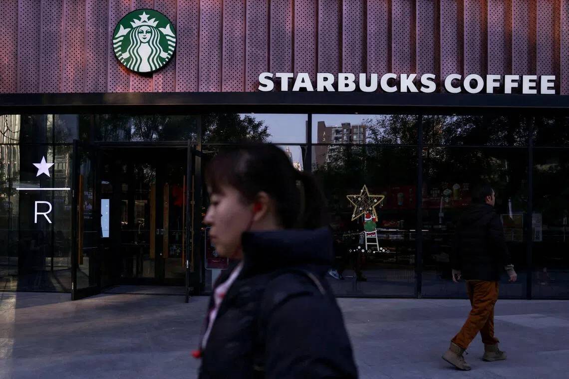 Starbucks ra quy định mới tại 8.000 cửa hàng, khách không còn được ngồi miễn phí nữa- Ảnh 1.