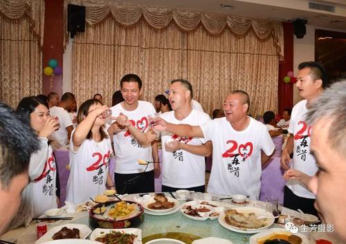 Rủ nhau đi họp lớp sau 20 năm, lớp trưởng vừa nhắn 1 câu, hơn nửa thành viên lập tức thoát nhóm chat - Ảnh 1.