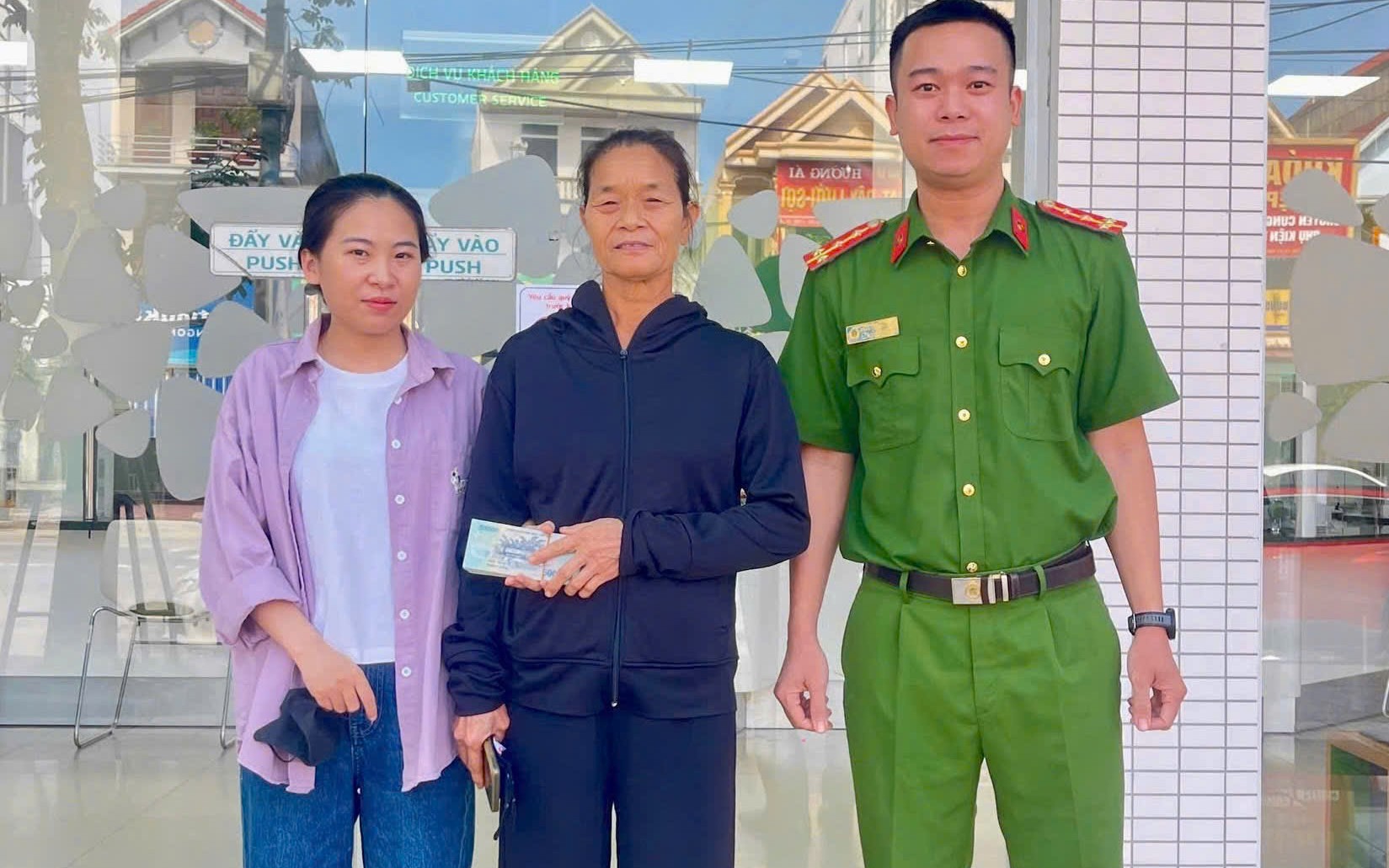 Phát hiện tài khoản phát sinh giao dịch 50.000.000 đồng, bà Nguyễn Thị Nhị SN 1962 báo công an sau 1 tin nhắn