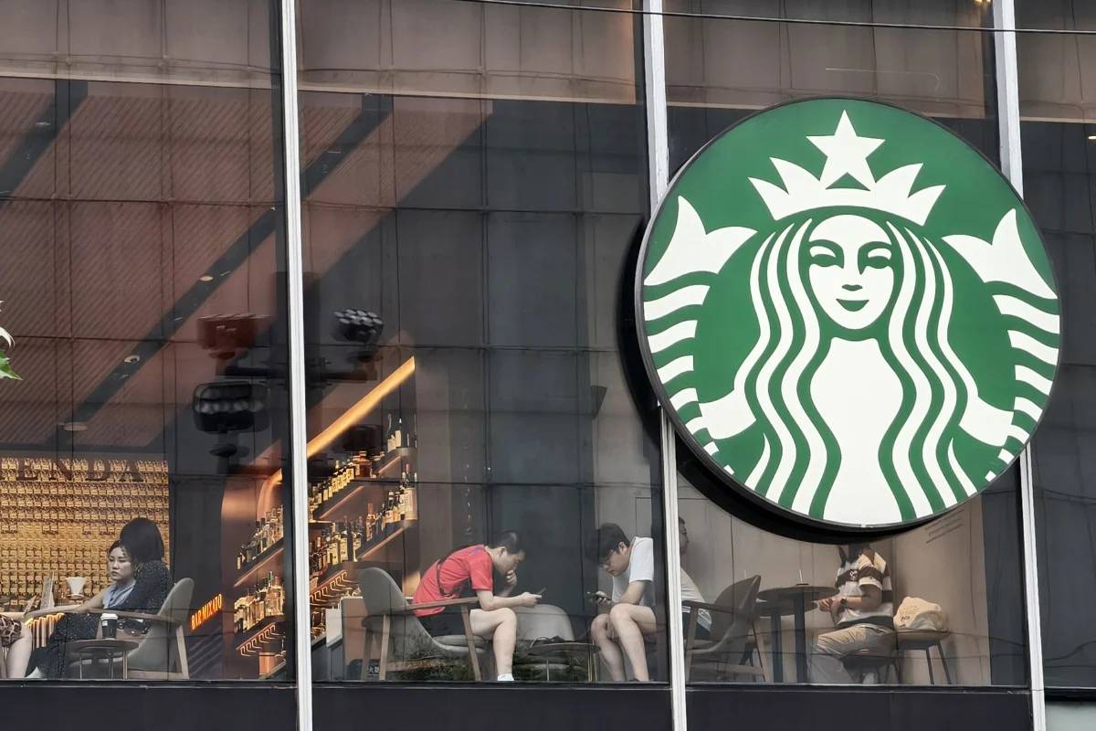 Starbucks ra quy định mới tại 8.000 cửa hàng, khách không còn được ngồi miễn phí nữa- Ảnh 2.