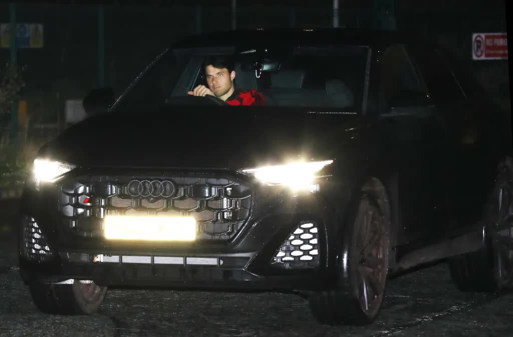 Papparazzi tóm cảnh Carrick và Bruno Fernandes ủ rũ về nhà sau thảm bại của MU- Ảnh 4. Papparazzi tóm cảnh Carrick và Bruno Fernandes ủ rũ về nhà sau thảm bại của MU- Ảnh 4.