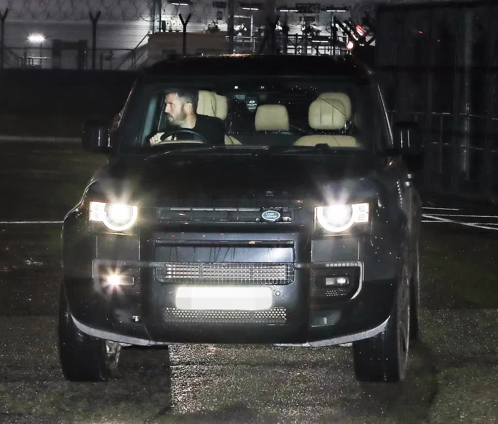 Papparazzi tóm cảnh Carrick và Bruno Fernandes ủ rũ về nhà sau thảm bại của MU- Ảnh 1. Papparazzi tóm cảnh Carrick và Bruno Fernandes ủ rũ về nhà sau thảm bại của MU- Ảnh 1.