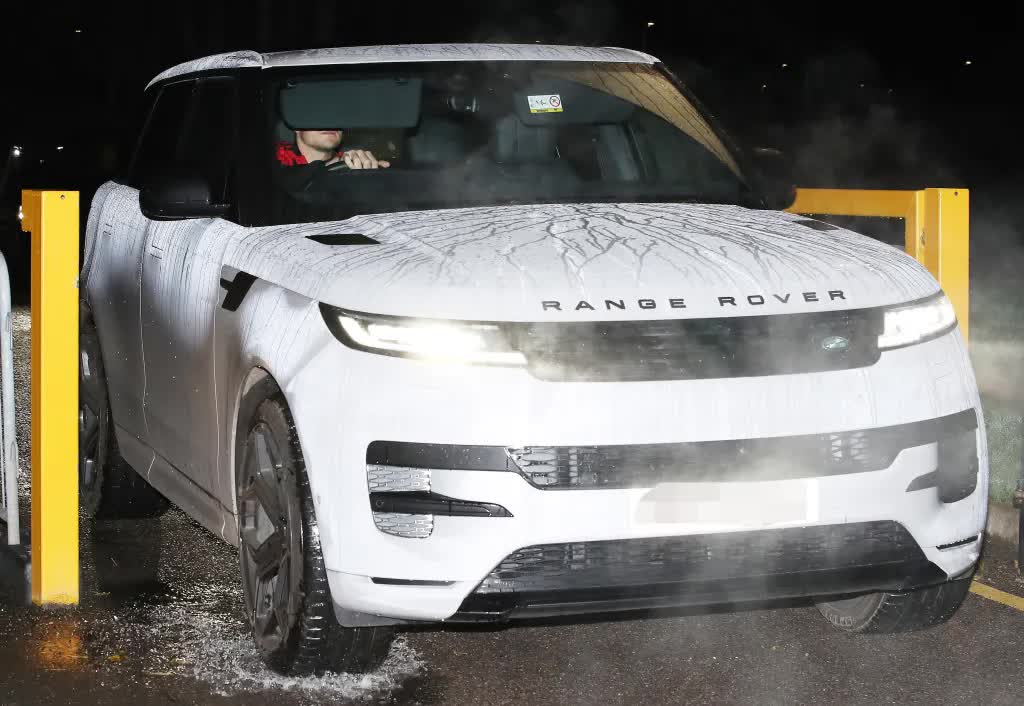 Papparazzi tóm cảnh Carrick và Bruno Fernandes ủ rũ về nhà sau thảm bại của MU- Ảnh 3. Papparazzi tóm cảnh Carrick và Bruno Fernandes ủ rũ về nhà sau thảm bại của MU- Ảnh 3.