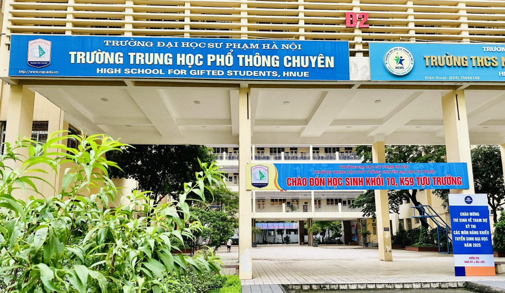 Không phải Amsterdam hay Chu Văn An, đây mới là trường cấp 3 có đến 800 cựu học sinh là Tiến sĩ, đạt hơn 1.000 giải Quốc gia, gần 100 huy chương quốc tế- Ảnh 1. Không phải Amsterdam hay Chu Văn An, đây mới là trường cấp 3 có đến 800 cựu học sinh là Tiến sĩ, đạt hơn 1.000 giải Quốc gia, gần 100 huy chương quốc tế- Ảnh 1.