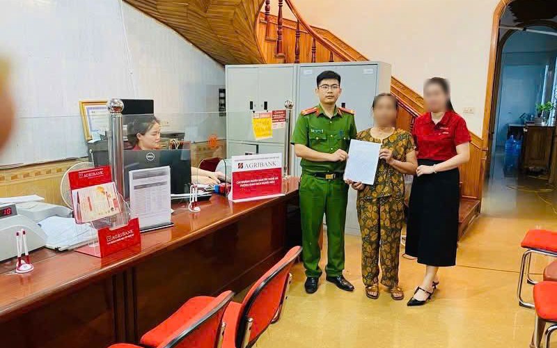 Công an thông báo đến tất cả người dân đến ngân hàng giao dịch với nội dung sau