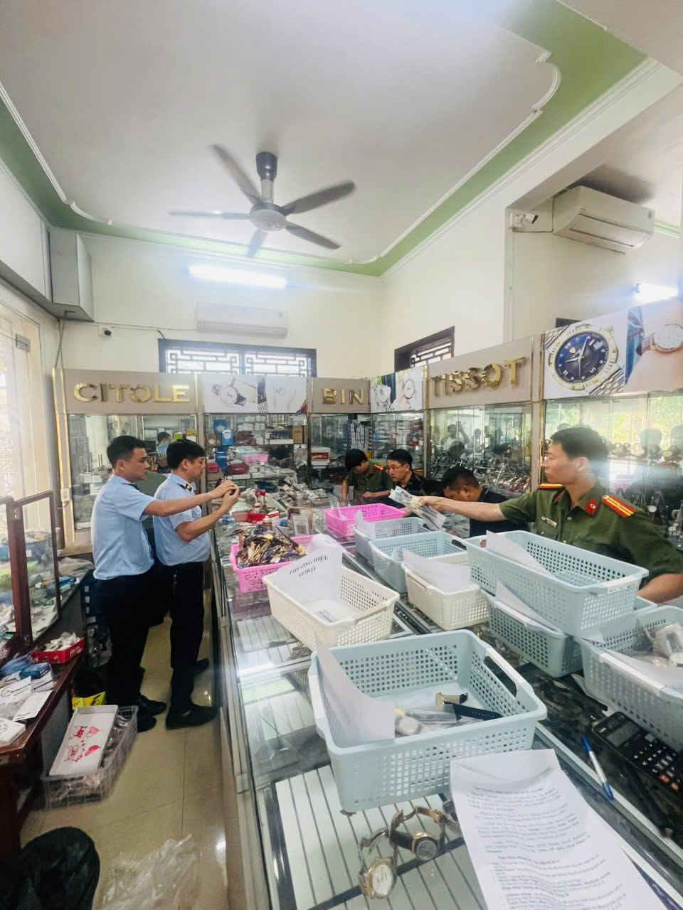 Khởi tố chủ cửa hàng đồng hồ đeo tay Phạm Văn Đương SN 1962- Ảnh 1.