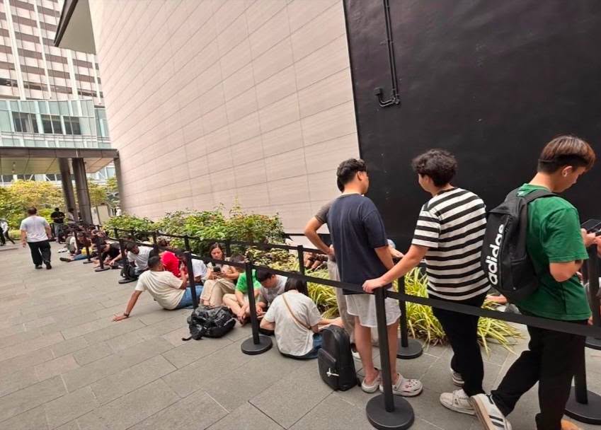 iPhone Duo mở bán: Hàng trăm người xếp hàng từ 2 ngày trước, nhiều người có thể ra về tay trắng- Ảnh 6.