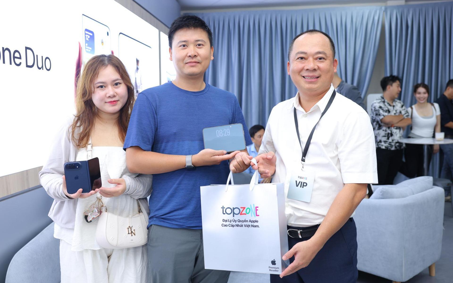 TopZone chính thức giao iPhone Duo sau cuộc đua đặt trước chỉ trong 1 phút