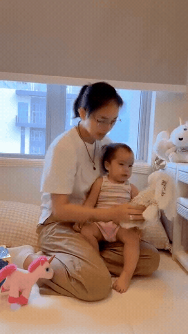 Con gái Ngô Thanh Vân vừa bập bẹ tập nói đã nhớ hết tên 10 “bạn thân” trong nhà - Ảnh 1.
