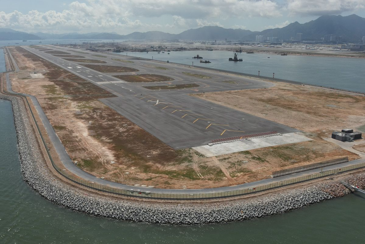 Một sân bay mở đường băng mới ngay trên biển, diện tích tương đương 900 sân bóng đá: Xi măng được bơm xuống đáy biển để tạo 360.000 cột chống, tiêu tốn gần 500.000 tỷ đồng- Ảnh 2.