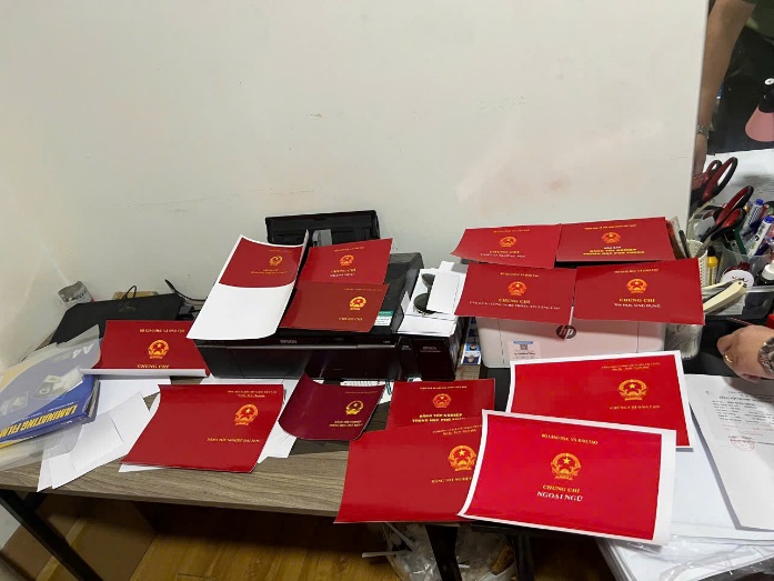 60 CBCS đồng loạt khám xét tại 4 tỉnh thành, phá chuyên án đặc biệt lớn, bắt 'đầu sỏ' Hoàng Văn Đạt SN 1993 - Ảnh 1.