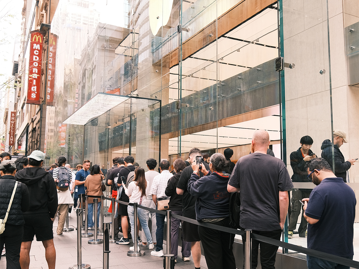 iPhone Duo mở bán: Hàng trăm người xếp hàng từ 2 ngày trước, nhiều người có thể ra về tay trắng- Ảnh 1.