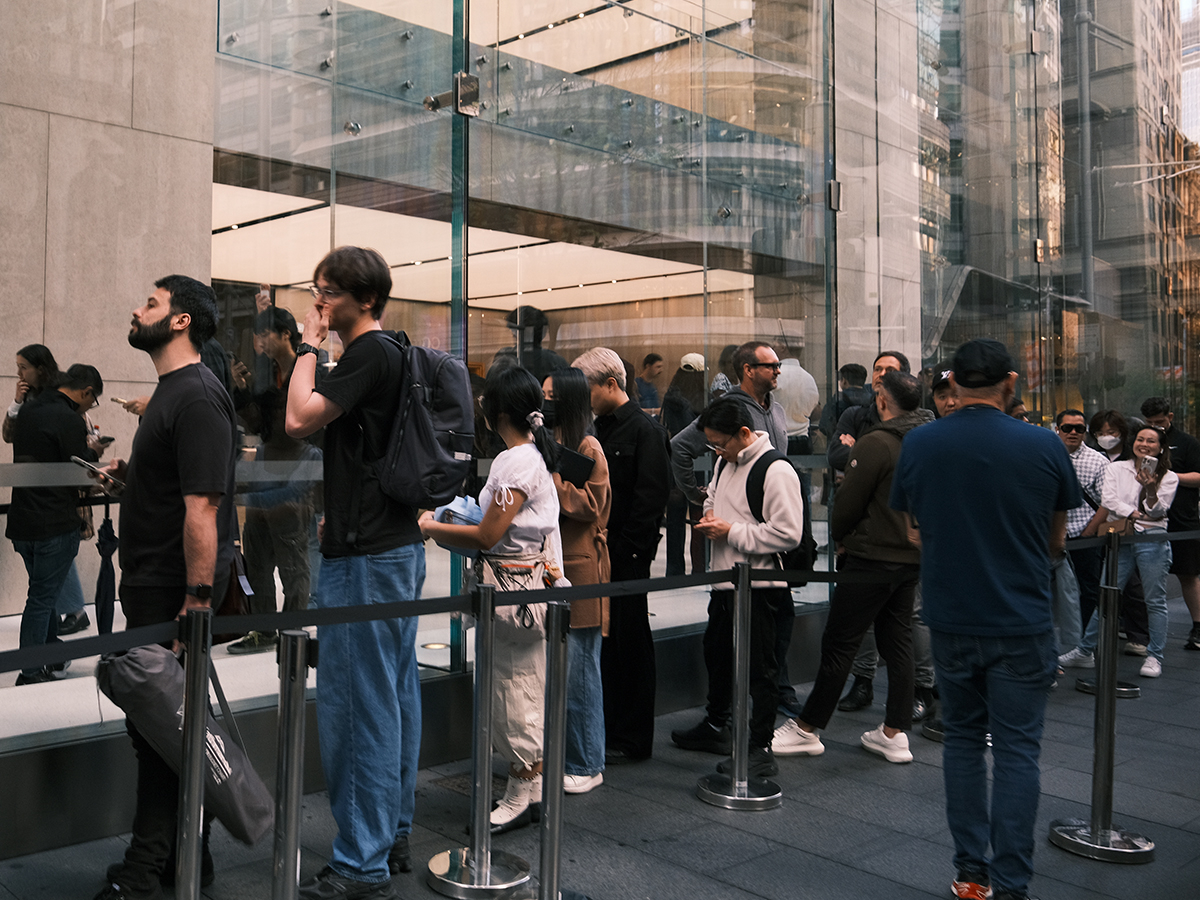 iPhone Duo mở bán: Hàng trăm người xếp hàng từ 2 ngày trước, nhiều người có thể ra về tay trắng- Ảnh 2.