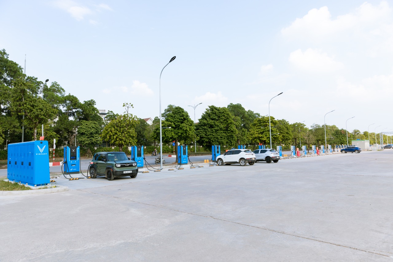 Lộ diện 'siêu trạm sạc' VinFast khủng nhất Việt Nam giữa lòng Thủ đô: Quy mô hơn 1.000 cổng, có đủ sạc nhanh lẫn sạc chậm - Ảnh 3.