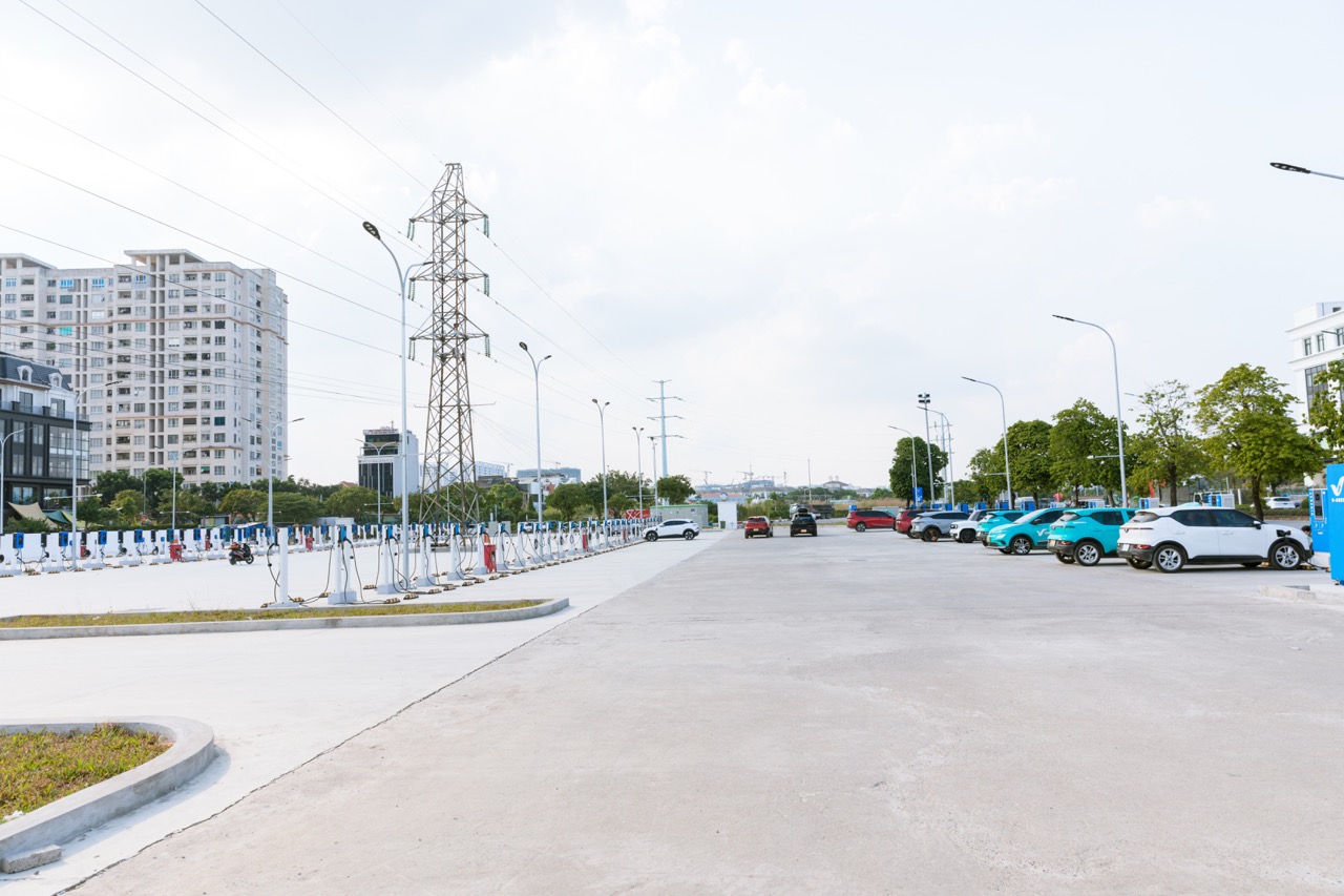 Lộ diện 'siêu trạm sạc' VinFast khủng nhất Việt Nam giữa lòng Thủ đô: Quy mô hơn 1.000 cổng, có đủ sạc nhanh lẫn sạc chậm - Ảnh 4.