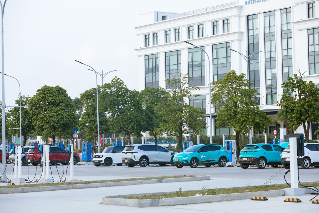 Lộ diện 'siêu trạm sạc' VinFast khủng nhất Việt Nam giữa lòng Thủ đô: Quy mô hơn 1.000 cổng, có đủ sạc nhanh lẫn sạc chậm - Ảnh 2.