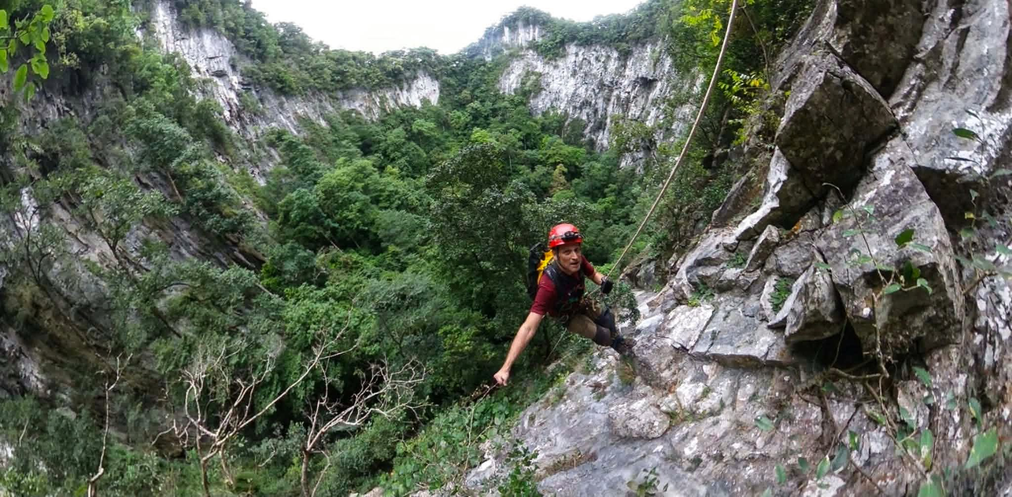 Từ một vùng tối trên Google Earth, phát hiện hố sụt khổng lồ sâu 120 m chưa từng thấy trong Vườn Quốc gia ở Việt Nam: Chuyên gia nhận định ngay 1 điều - Ảnh 2.