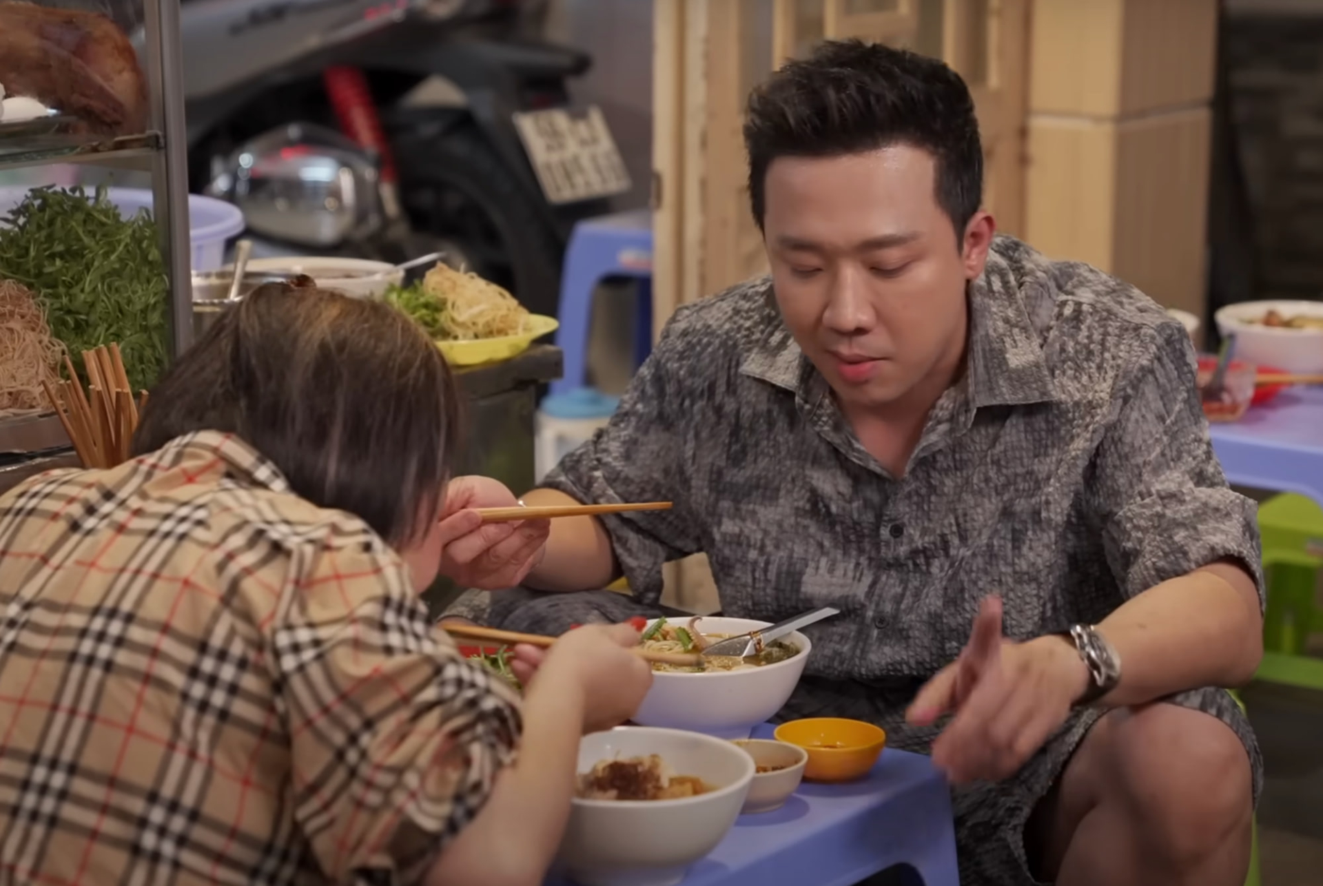 Trấn Thành gặp quán không hợp khẩu vị thì lặng lẽ trả tiền rồi về, không quay cũng không chê một câu- Ảnh 4.