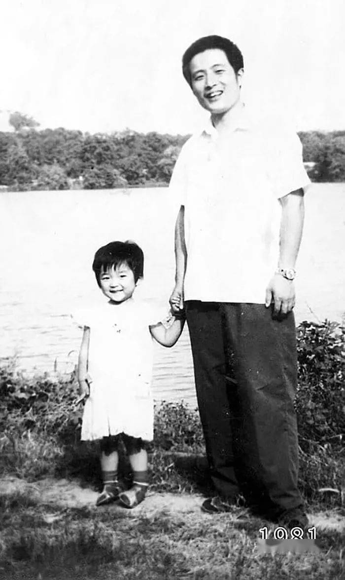 Bộ ảnh bố và con gái chụp ở cùng một địa điểm, cùng một ngày suốt 40 năm: Xem đến ảnh cuối là bật khóc- Ảnh 2.