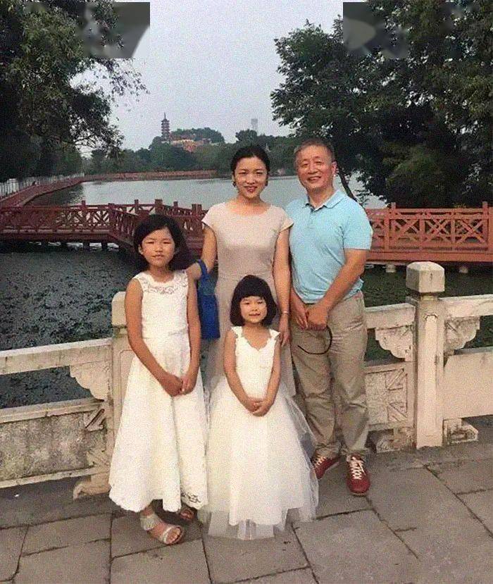 Bộ ảnh bố và con gái chụp ở cùng một địa điểm, cùng một ngày suốt 40 năm: Xem đến ảnh cuối là bật khóc- Ảnh 18.