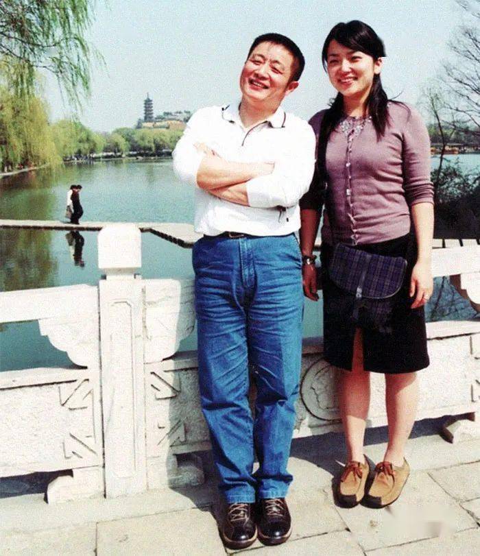 Bộ ảnh bố và con gái chụp ở cùng một địa điểm, cùng một ngày suốt 40 năm: Xem đến ảnh cuối là bật khóc- Ảnh 15.