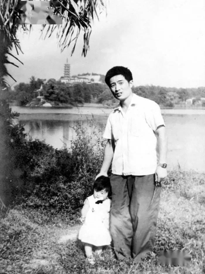 Bộ ảnh bố và con gái chụp ở cùng một địa điểm, cùng một ngày suốt 40 năm: Xem đến ảnh cuối là bật khóc- Ảnh 1.