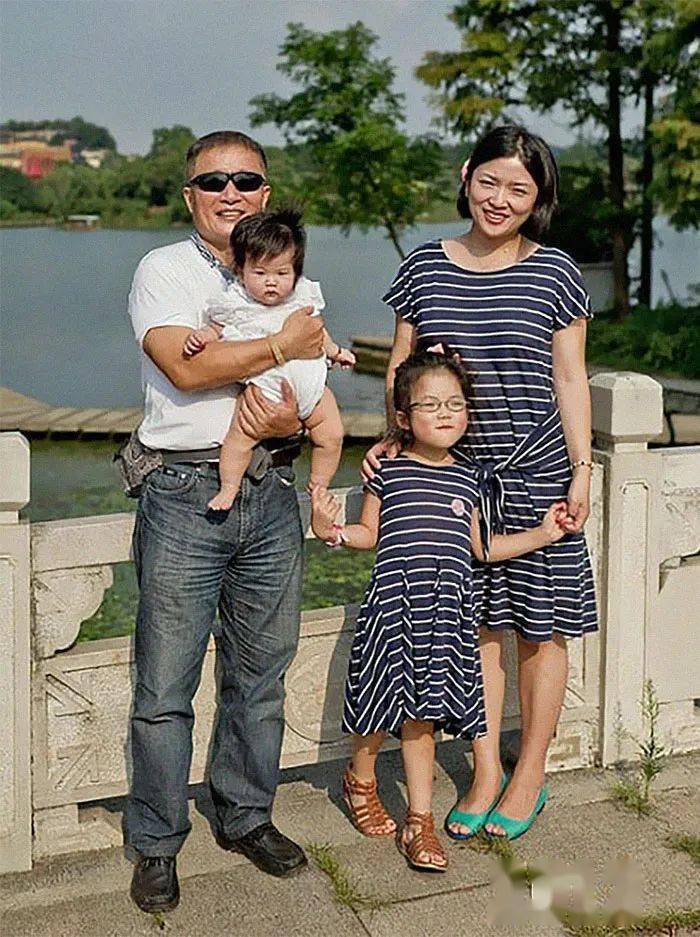 Bộ ảnh bố và con gái chụp ở cùng một địa điểm, cùng một ngày suốt 40 năm: Xem đến ảnh cuối là bật khóc- Ảnh 17.