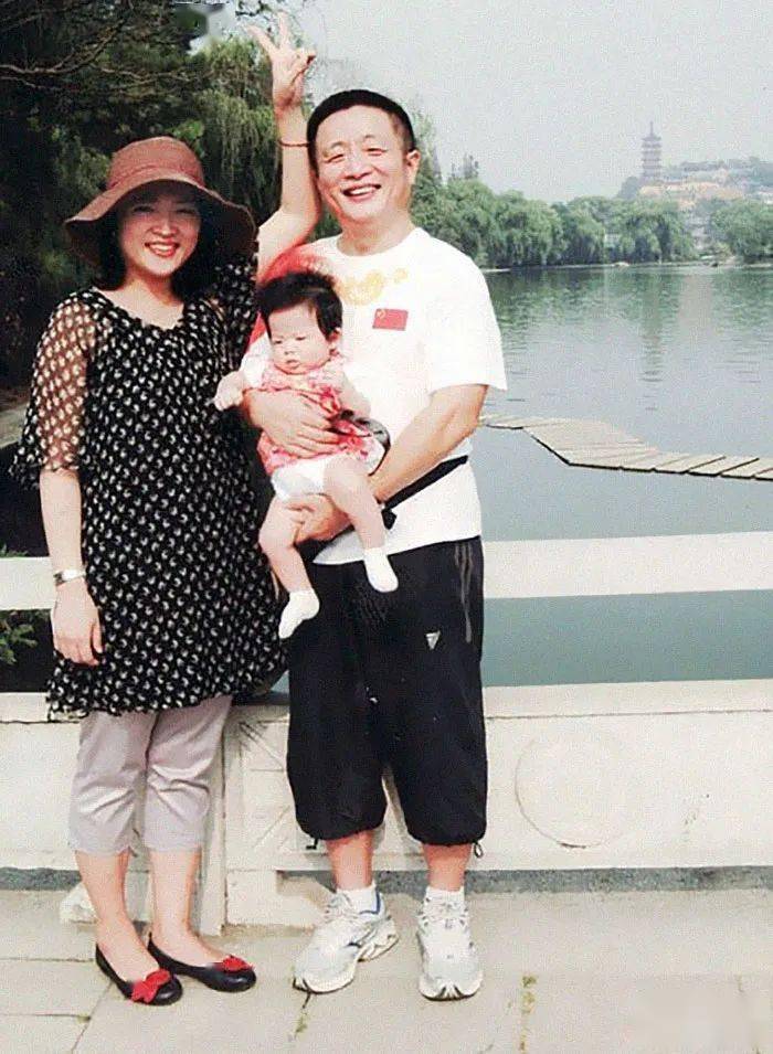 Bộ ảnh bố và con gái chụp ở cùng một địa điểm, cùng một ngày suốt 40 năm: Xem đến ảnh cuối là bật khóc- Ảnh 16.