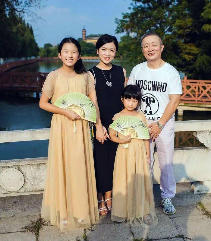 Bộ ảnh bố và con gái chụp ở cùng một địa điểm, cùng một ngày suốt 40 năm: Xem đến ảnh cuối là bật khóc- Ảnh 19.