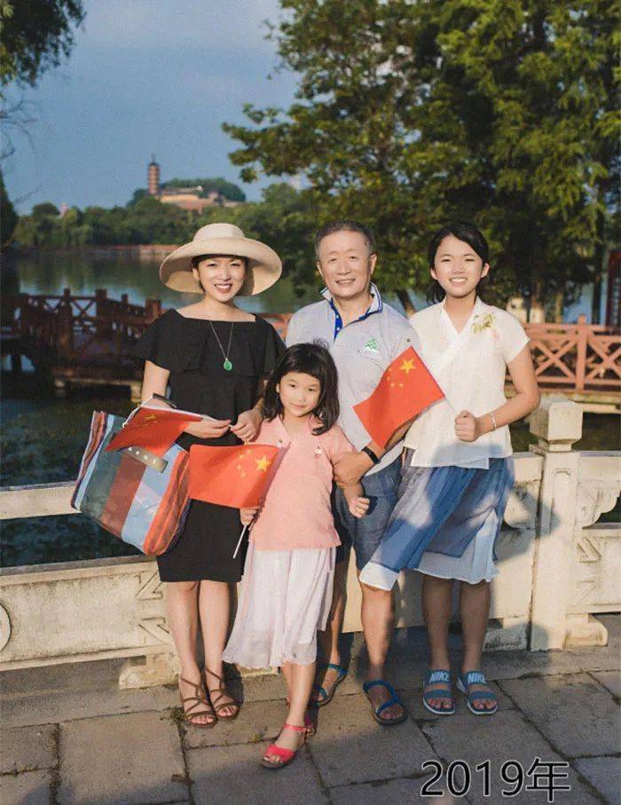 Bộ ảnh bố và con gái chụp ở cùng một địa điểm, cùng một ngày suốt 40 năm: Xem đến ảnh cuối là bật khóc- Ảnh 20.