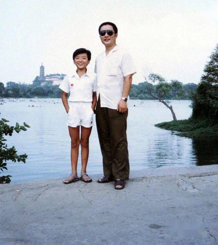 Bộ ảnh bố và con gái chụp ở cùng một địa điểm, cùng một ngày suốt 40 năm: Xem đến ảnh cuối là bật khóc- Ảnh 9.