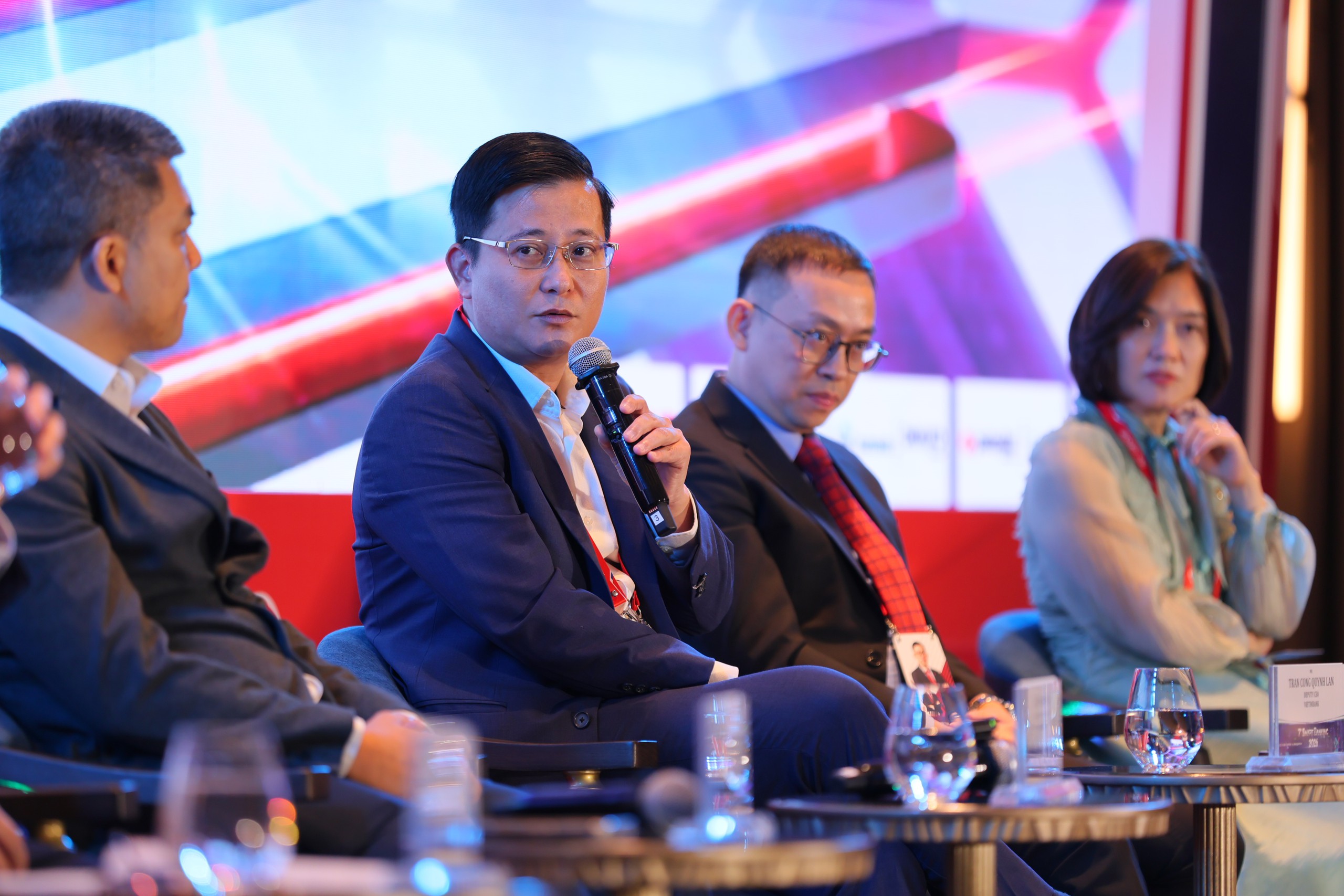 Phó Tổng Giám đốc VietinBank dự báo 3 năm tới, có thể một nửa giao dịch ngân hàng không còn do khách hàng tự tay thực hiện - Ảnh 1.