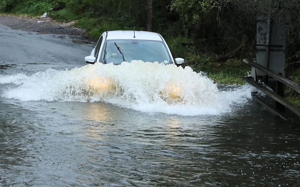Cơn bão với sức gió 130 km/h tàn phá nước Anh, một phần cầu tàu lịch sử 150 năm tuổi đổ sập xuống biển- Ảnh 1.