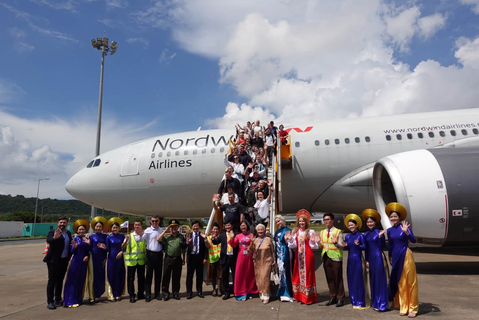 Sân bay Phú Quốc vừa ghi nhận một máy bay thân rộng khác lạ hạ cánh, phun vòi rồng cho sự kiện đặc biệt sau 12 năm - Ảnh 3.