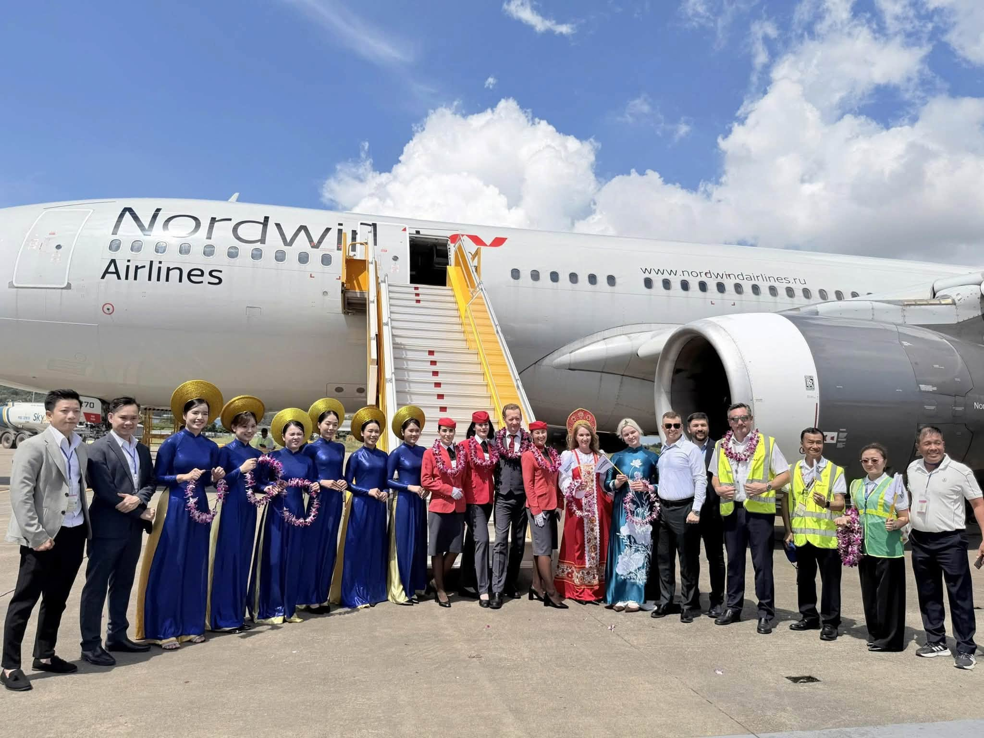 Sân bay Phú Quốc vừa ghi nhận một máy bay thân rộng khác lạ hạ cánh, phun vòi rồng cho sự kiện đặc biệt sau 12 năm - Ảnh 4.
